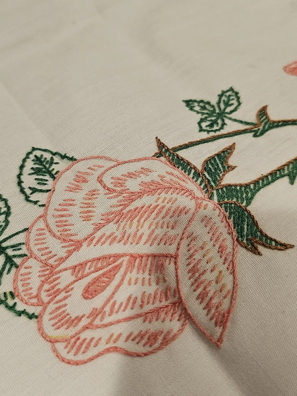 Embroidered Rose Table Runner in Pink and Green With 2 Matching Pillow Cases